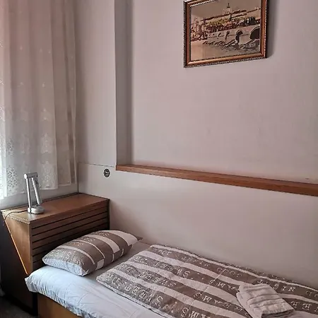 3 Bedrooms Historic In The Center. Fully Furnished, Fireplace, Air Cooler-conditioning, Breakfast! 1 Min Walk To Metro&tram. 7min Walk To Wenceslas Square. Lublanska Street № 6, 2 *