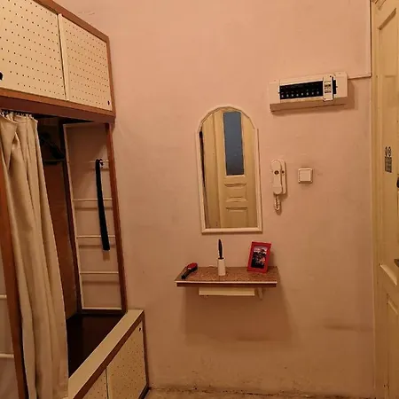 Apartment 3 Bedrooms Historic In The Center. Fully Furnished, Fireplace, Air Cooler-conditioning, Breakfast! 1 Min Walk To Metro&tram. 7min Walk To Wenceslas Square. Lublanska Street № 6, 2