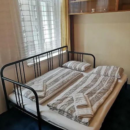 公寓 3 Bedrooms Historic In The Center. Fully Furnished, Fireplace, Air Cooler-conditioning, Breakfast! 1 Min Walk To Metro&tram. 7min Walk To Wenceslas Square. Lublanska Street № 6, 2 *