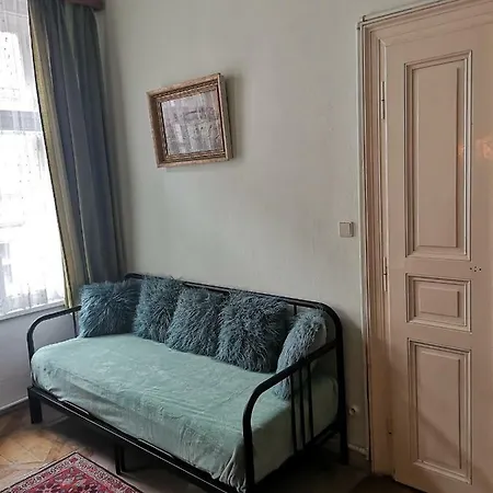 公寓 3 Bedrooms Historic In The Center. Fully Furnished, Fireplace, Air Cooler-conditioning, Breakfast! 1 Min Walk To Metro&tram. 7min Walk To Wenceslas Square. Lublanska Street № 6, 2 布拉格