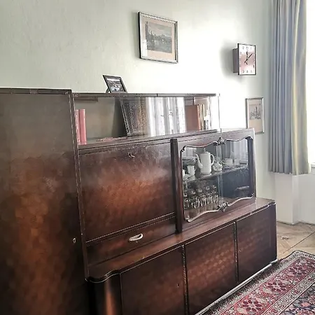 3 Bedrooms Historic In The Center. Fully Furnished, Fireplace, Air Cooler-conditioning, Breakfast! 1 Min Walk To Metro&tram. 7min Walk To Wenceslas Square. Lublanska Street № 6, 2