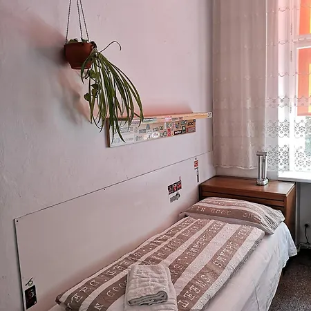 公寓 3 Bedrooms Historic In The Center. Fully Furnished, Fireplace, Air Cooler-conditioning, Breakfast! 1 Min Walk To Metro&tram. 7min Walk To Wenceslas Square. Lublanska Street № 6, 2 布拉格