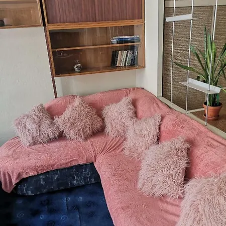 3 Bedrooms Historic In The Center. Fully Furnished, Fireplace, Air Cooler-conditioning, Breakfast! 1 Min Walk To Metro&tram. 7min Walk To Wenceslas Square. Lublanska Street № 6, 2 公寓 布拉格
