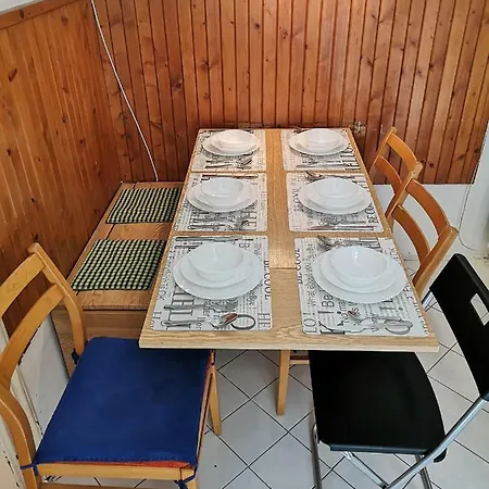 3 Bedrooms Historic In The Center. Fully Furnished, Fireplace, Air Cooler-conditioning, Breakfast! 1 Min Walk To Metro&tram. 7min Walk To Wenceslas Square. Lublanska Street № 6, 2 * 布拉格