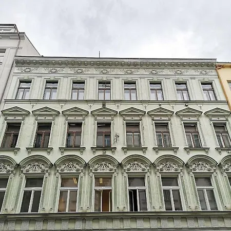 公寓 3 Bedrooms Historic In The Center. Fully Furnished, Fireplace, Air Cooler-conditioning, Breakfast! 1 Min Walk To Metro&tram. 7min Walk To Wenceslas Square. Lublanska Street № 6, 2 布拉格