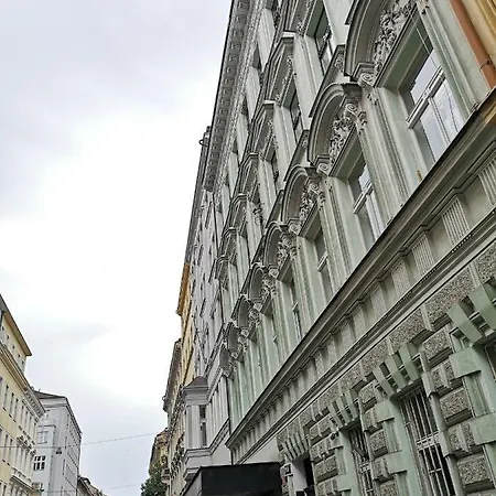 3 Bedrooms Historic In The Center. Fully Furnished, Fireplace, Air Cooler-conditioning, Breakfast! 1 Min Walk To Metro&tram. 7min Walk To Wenceslas Square. Lublanska Street № 6, 2 公寓 *