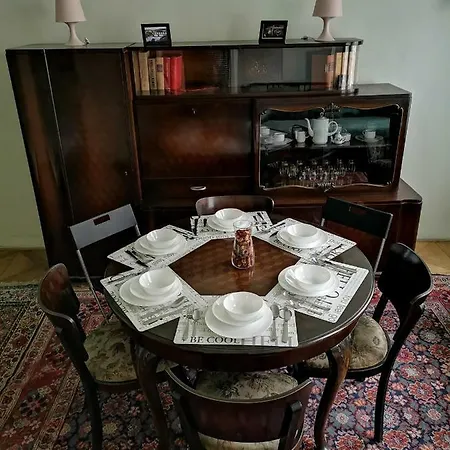 公寓 3 Bedrooms Historic In The Center. Fully Furnished, Fireplace, Air Cooler-conditioning, Breakfast! 1 Min Walk To Metro&tram. 7min Walk To Wenceslas Square. Lublanska Street № 6, 2 *